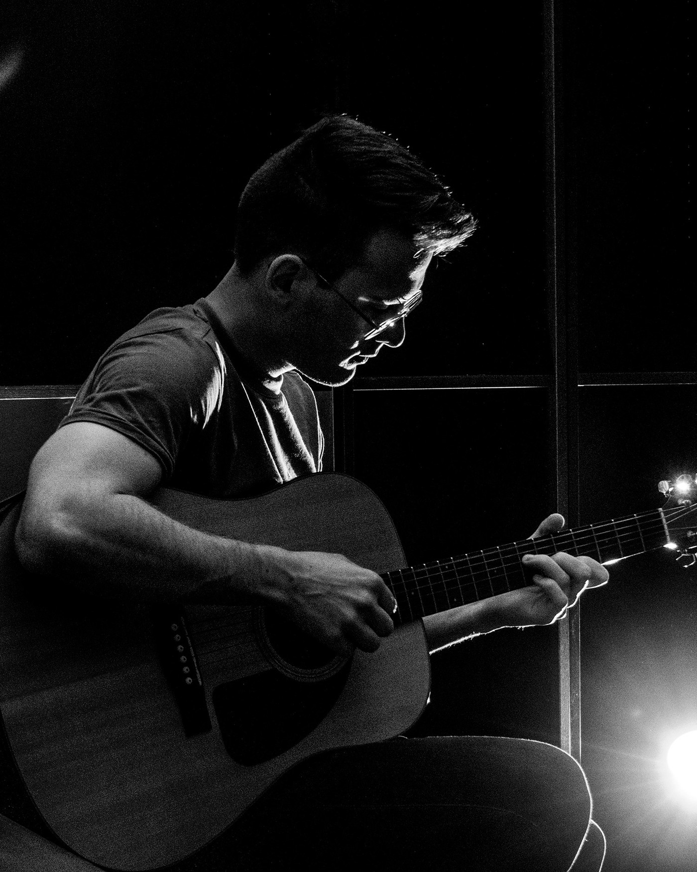 Arne Reijntjes speelt gitaar
