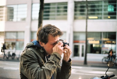 Arne Reijntjes maakt een foto met een analoge camera